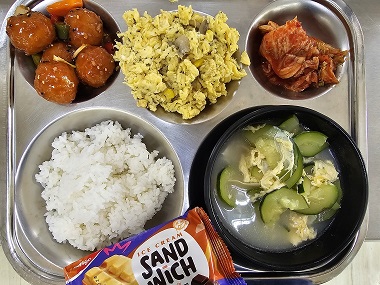 6.24:쌀밥,사골만두국,미트볼조림,스크램블에그,배추김치,아이스크림