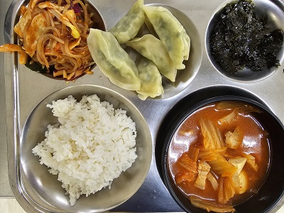 7.9:쌀밥,돈육김치찌개,쫄면무침,만두짐,조미김가루