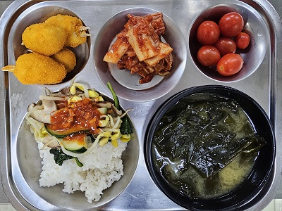 9.4: 비빔밥&소스,미역된장국,집게맛살튀김,배추김치,방울토마토