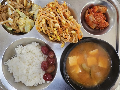9.9:쌀밥,호박감자된장국,소고기양배추볶음,콩나물무침,배추김치,포도