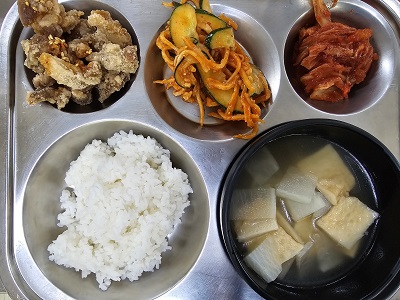9.26:쌀밥,어묵국,돼지후라이드&소스,진미채오이무침,배추김치