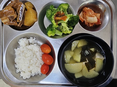 10.4:쌀밥,다시마감자국,돼지갈비조림,브로콜리&초장,배추김치,방울토마토