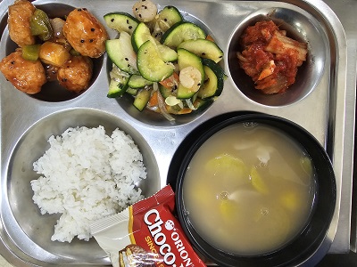 10.18:쌀밥,수제비국,미트볼조림,새우호박볶음,배추김치,초코파이