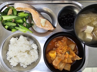 11.14:쌀밥,돈육김치찌개,연어구이&소스,느타리청경채볶음,콩자반