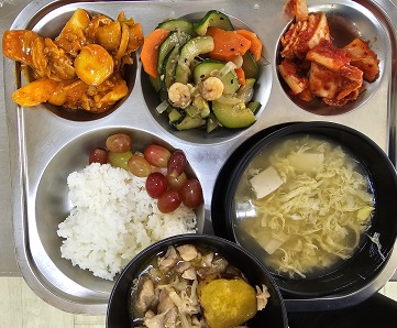 11.15:쌀밥,계란국,치즈닭갈비,새우호박볶음,배추김치,포도