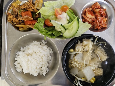 3.3:쌀밥,오징어콩나물국,돈육폭찹,양상추샐러드&소스,배추김치,포도
