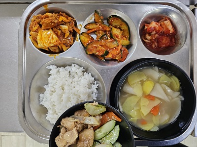 3.4:쌀밥,수제비국,닭살양배추볶음,사과오이무침,배추김치