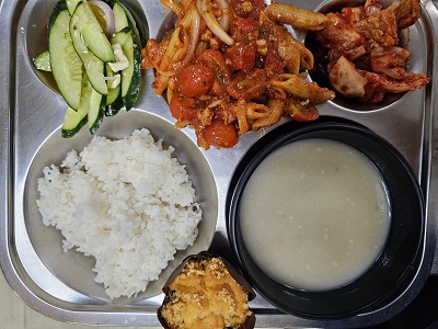 3.19:쌀밥,양송이스프,미트펜네파스타,그릭샐러드,배추김치,머핀