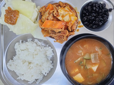 3.27:쌀밥,호박감자된장국,제육볶음,찐양배추&쌈장,콩자반