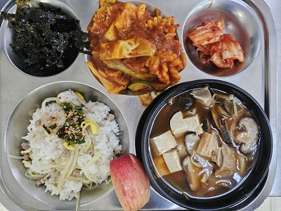 3.28:콩나물밥&양념장,버섯찌개,오징어야채볶음,김가루,배추김치,사과