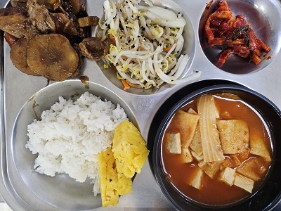 4.8:쌀밥,김치어묵국,돈육고구마조림,숙주무침,무말랭이무침,파인애플