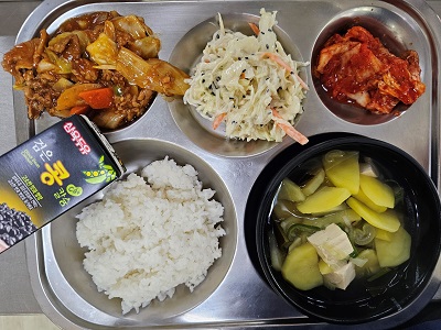 4.17:쌀밥,다시마감자국,돈육폭찹,천사채샐러드,배추김치,두유