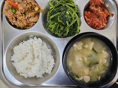 4.28:쌀밥,순두부국,스윗앤사우어포크,캉콩볶음,배추김치