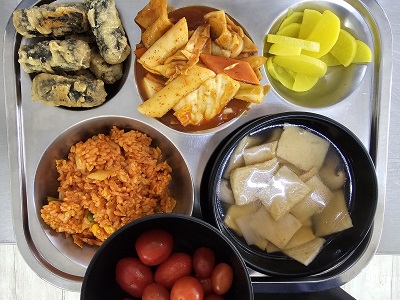4.29:김치볶음밥,어묵국,떡볶이,김말이튀김,단무지,방울토마토