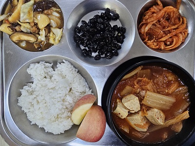 5.13:쌀밥,참치김치찌개,궁중떡볶이,무생채,콩자반,사과