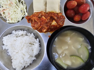 6.10:쌀밥,감자수제비국,온두부,천사채샐러드,참치김치볶음,방울토마토
