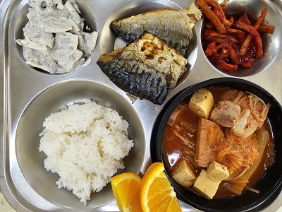 6.26:쌀밥,부대찌개,고등어구이,연근샐러드,무말랭이무침,오렌지