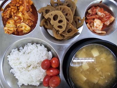 7.15:쌀밥,팽이된장국,오징어야채볶음,연근조림,배추김치,방울토마토
