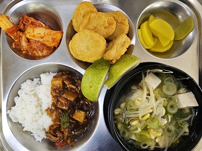 8.20:하이라이스,콩나물국,치킨너겟&케찹,단무지,김치볶음,배