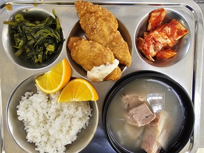 8.27:쌀밥,바쿠테,생선까스&타르타르,삼발캉콩볶음,배추김치,오렌지