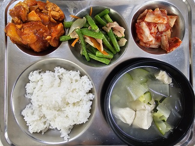 9.4:쌀밥,맑은순두부찌개,닭도리탕,베이컨롱빈볶음,배추김치