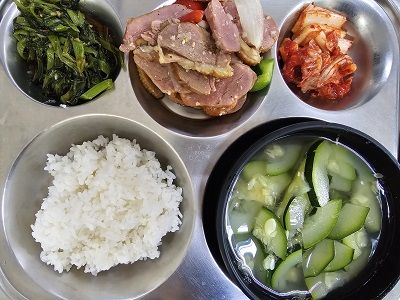 9.18:쌀밥,새우젓호박국,훈제오리야채볶음,삼발캉콩볶음,배추김치