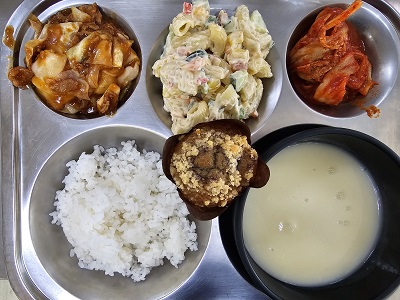 9.19:쌀밥,크림스프,돈육폭찹, 마카로니샐러드,김치볶음,머핀