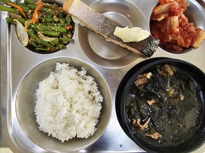10.28:쌀밥,소고기미역국,연어구이&타르타르,롱빈볶음,배추김치