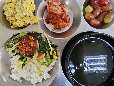 11.12:비빔밥&고추장소스,미역국,스크램블에그,배추김치,포도