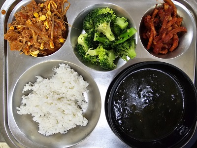 12.2:쌀밥,미역국,돈육콩나물볶음,브로콜리무침,무말랭이무침