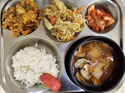 3.9:쌀밥,버섯찌개,돈육폭찹,숙주무침,배추김치,사과