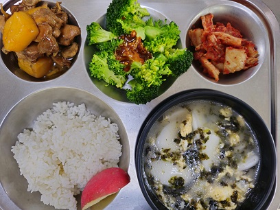 4.6:쌀밥,떡국,닭감자조림,브로콜리&초장,배추김치,사과