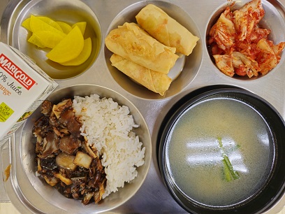 4.8:짜장밥,부추계란국,스프링롤,단무지,배추김치,주스