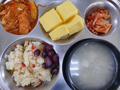 4.15:햄야채볶음밥,들깨무채국,떡볶이,계란찜,배추김치,포도