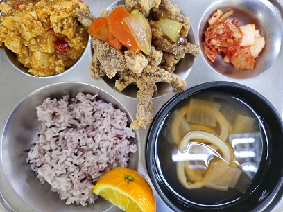 4.29:흑미밥,오징어무국,탕수육&소스,마파두부,배추김치,오렌지