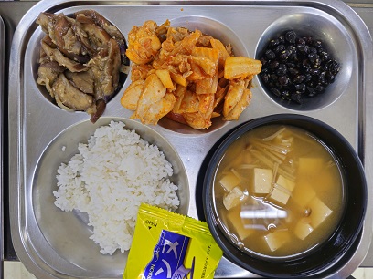 5.11:쌀밥,팽이된장국,닭살김치볶음,가지볶음,콩자반,스낵