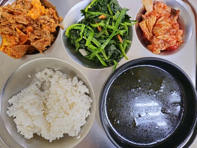5.19:쌀밥,미역국,돈육양배추볶음,시금치무침,배추김치