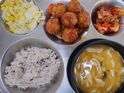5.21:흑미밥,매콤수제비국,미트볼조림,코울슬로,배추김치