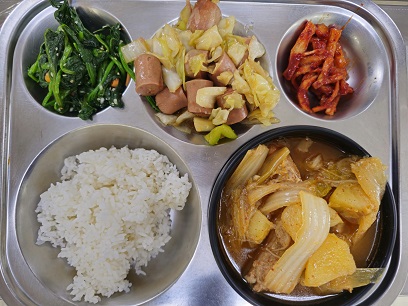 6.30:쌀밥,감자탕,소세지야채볶음,시금치무침,무말랭이무침