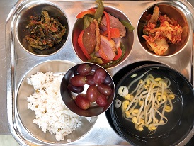 8.23:녹두밥,콩나물국,훈제오리야채볶음,캉콩볶음,배추김치,포도