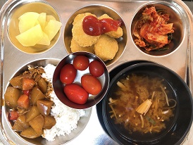 8.25:하이라이스,팽이된장국,치킨너겟&케찹,단무지,배추김치,방울토마토