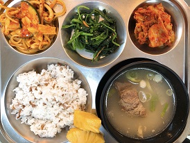 8.30:브라운쌀밥,갈비탕,오징어쫄면볶음,시금치무침,배추김치,파인애플