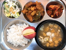 9.3:쌀밥,유부된장국,스윗앤사우어포크,야채샐러드,배추김치,사과