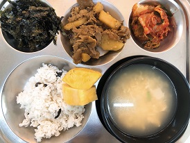 9.16:검은콩밥,두부계란국,소고기감자조림,김가루볶음,배추김치,파인애플