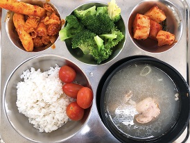 10.4:보리밥,닭죽,오징어떡볶음,브로콜리들깨무침,깍두기, 방울토마토