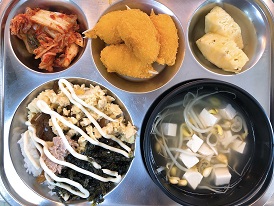 10.12:참치마요네즈덮밥,콩나물국,집게맛살튀김,배추김치,파인애플
