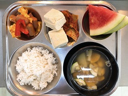 10.18:쌀밥,수제비국,소세지피망볶음,온두부,김치볶음,수박