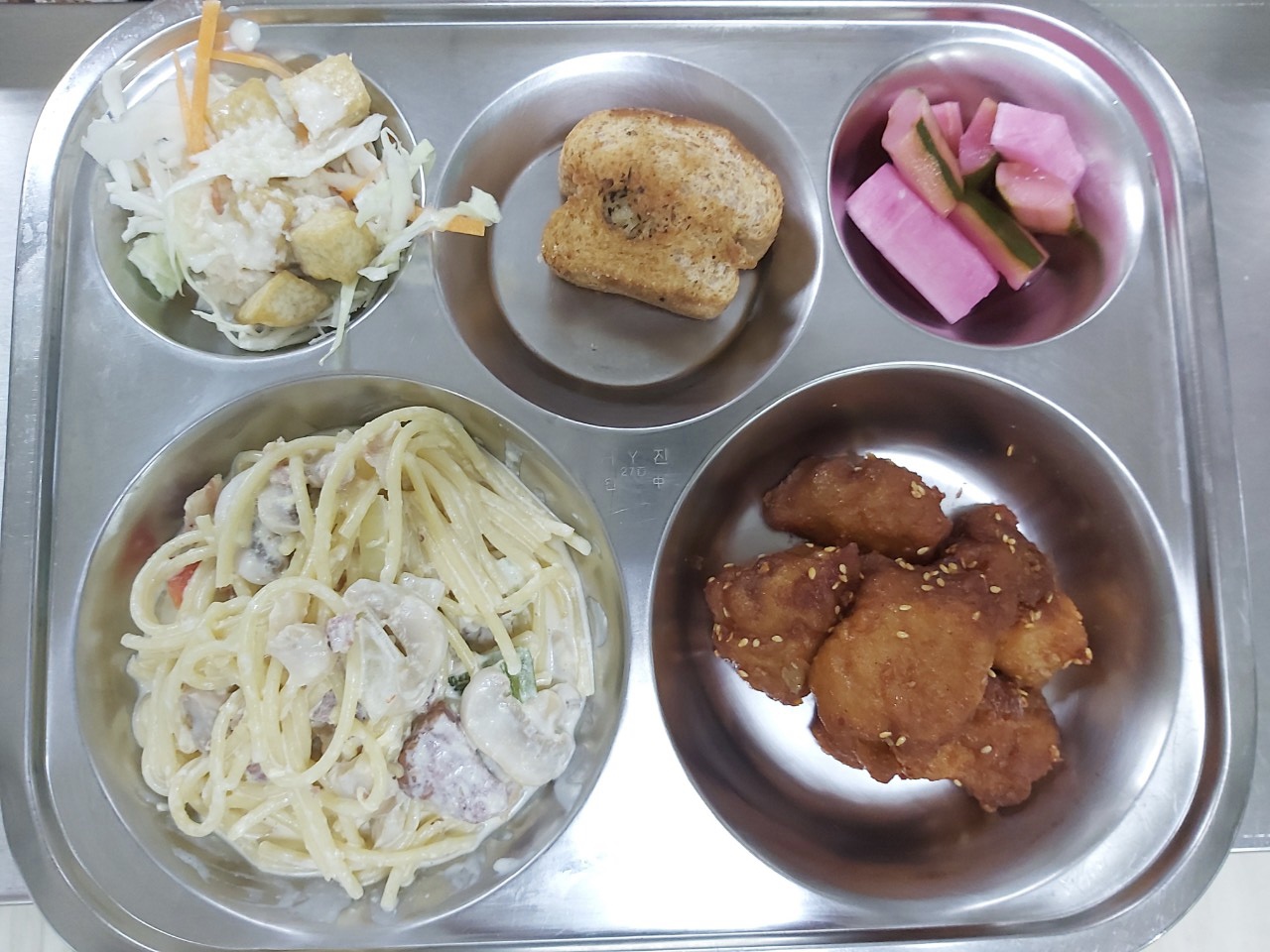 10.20크림파스타 닭강정 샐러드 피클 마늘빵