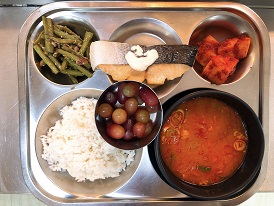 11.15:보리밥,돈육김치찌개,베이컨롱빈볶음,깍두기,포도