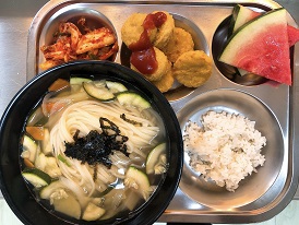11.24:쌀밥,칼국수,치킨너겟&케찹,배추겉절이,수박